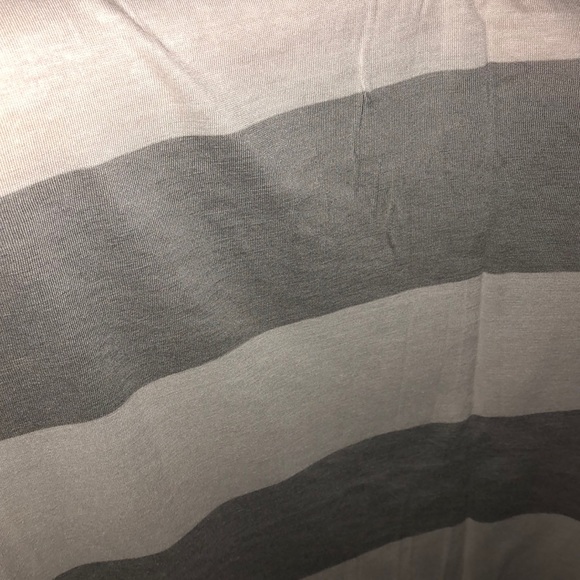 never worn gray and white scarf - Picture 2 of 2